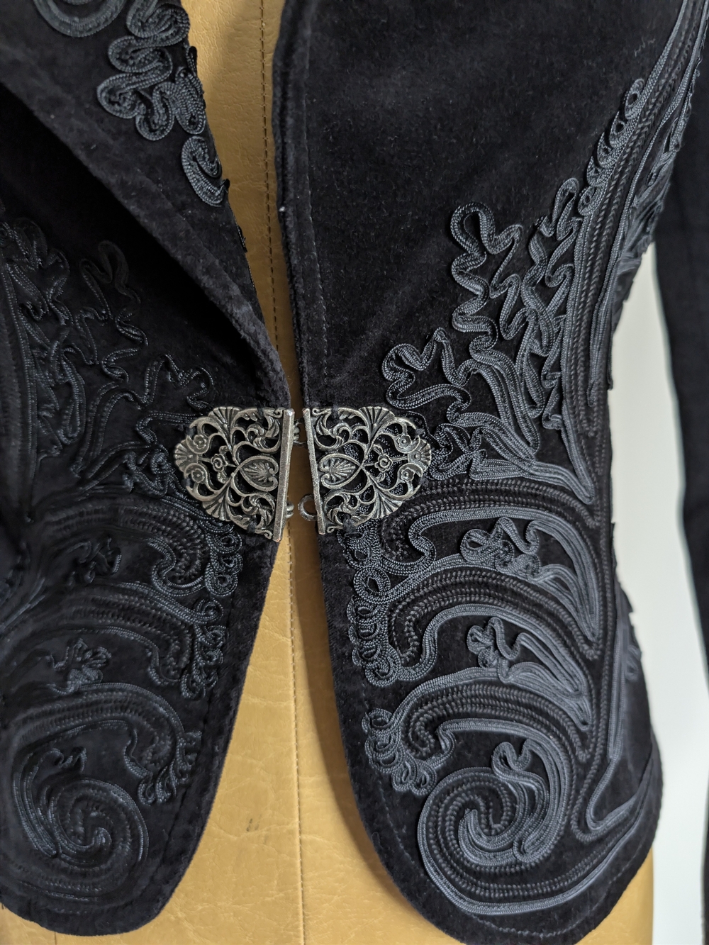 Peter Nygard Black Embroidered Velvet Blazer with Decorative Clasp - Picture 3 of 11